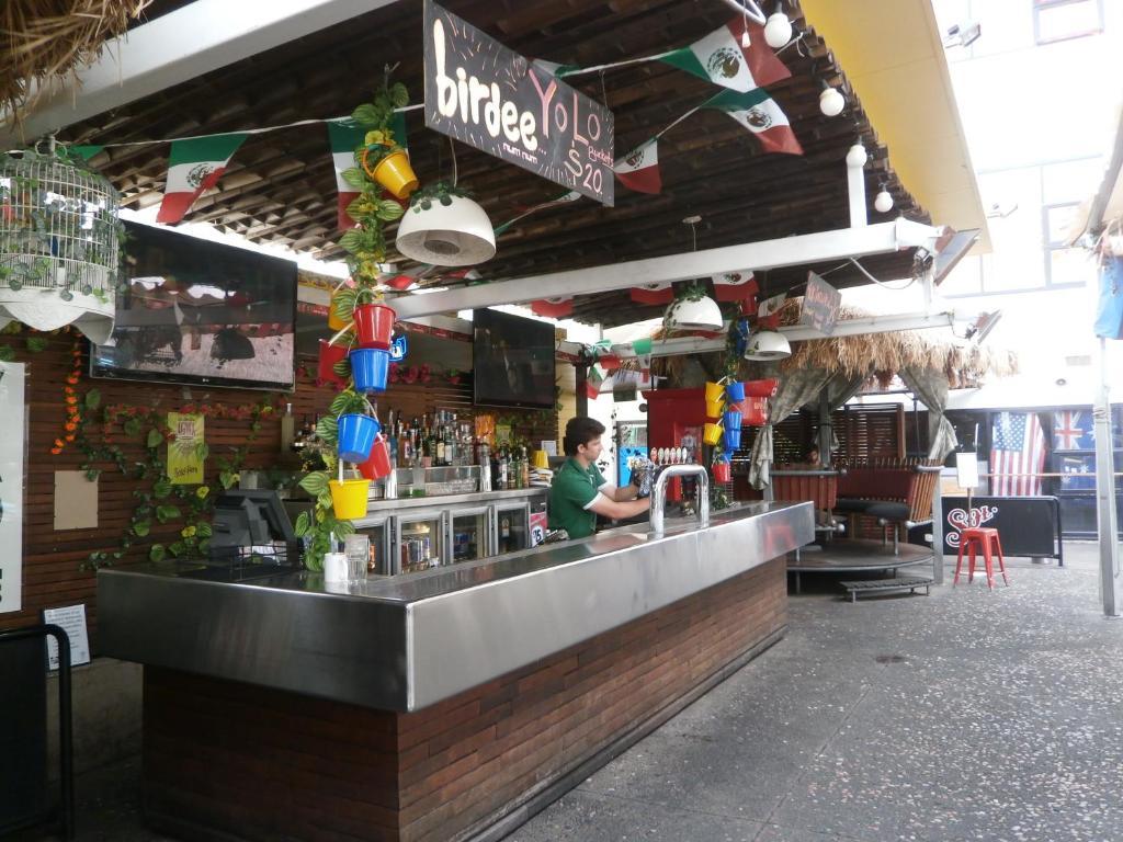 Bunk Brisbane Hostel Fortitude Valley Bagian luar foto